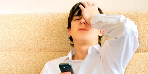 Unele persoane au dureri de cap de la telefon