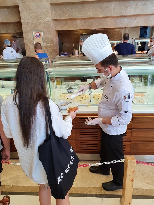 Turiştii sunt serviţi în sistem all-inclusive