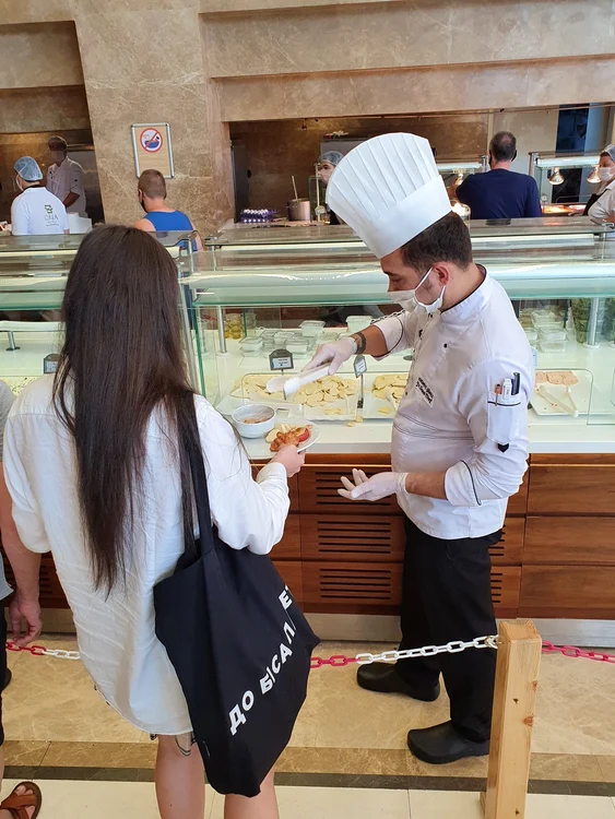 Turiştii sunt serviţi în sistem all-inclusive