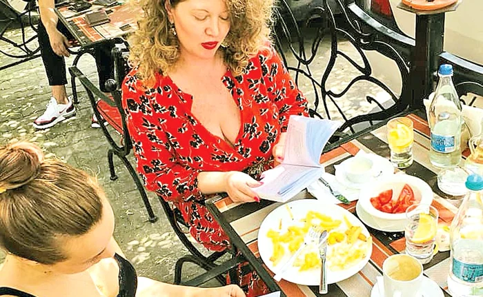 
    Oana are emoții înaintea ultimului examen  