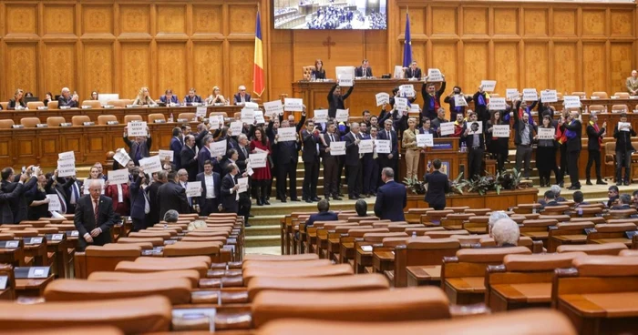 Deputaţi din partea USR şi PNL protestează faţă de adoptarea ordonanţei de urgenţă privind graţierea şi modificarea codului penal de catre Guvernul Romaniei în prima şedinţă ordinară a Camerei Deputaţilor din anul 2017 în Bucuresti 1 februarie 2017 F