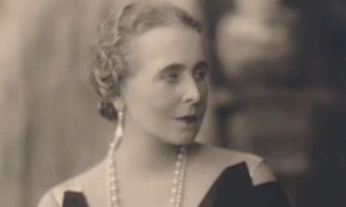 Carte poştală, Regina Maria în veşminte de curte la Palatul Cotroceni. Regina Maria poartă fastuoasele şiraguri de perle. Datare: 1935. Atelier fotografic Julietta, Fotograf al Curţii Regale, București 