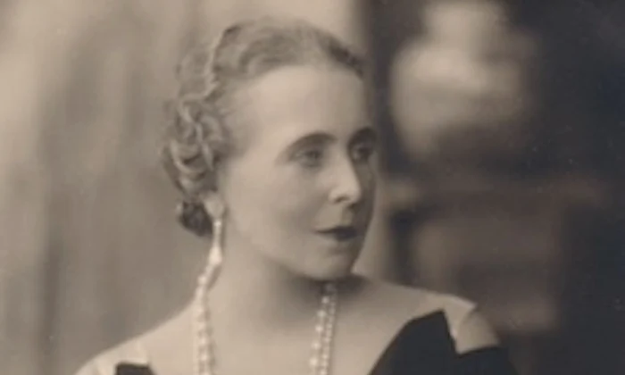 Carte poştală, Regina Maria în veşminte de curte la Palatul Cotroceni. Regina Maria poartă fastuoasele şiraguri de perle. Datare: 1935. Atelier fotografic Julietta, Fotograf al Curţii Regale, București 