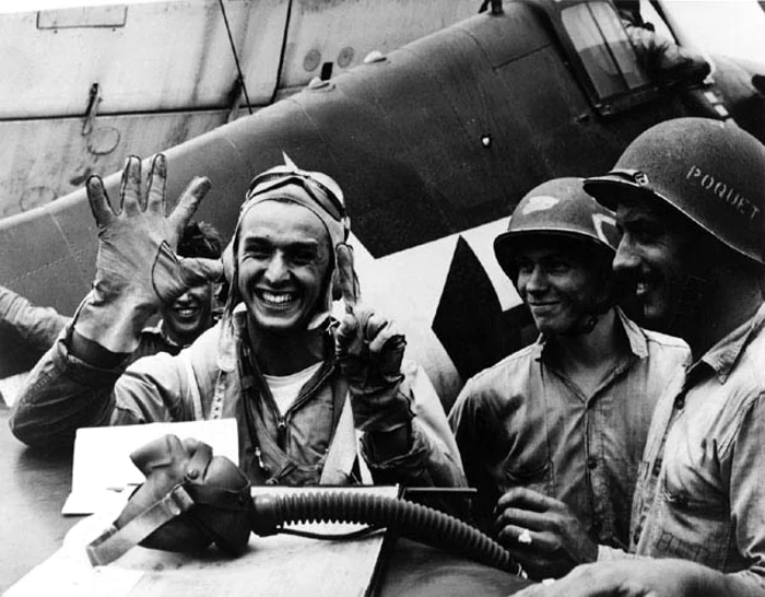 Românul Alex Vraciu (stânga) am fost unul dintre cei mai buni piloţi care au luptat în cel de-Al Doilea Război Mondial    Foto: historicaviation.com