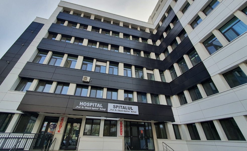 Un medic s-a aruncat de la etajul Spitalului Buhuși, după o ceartă cu soția. Conducerea unității face o anchetă