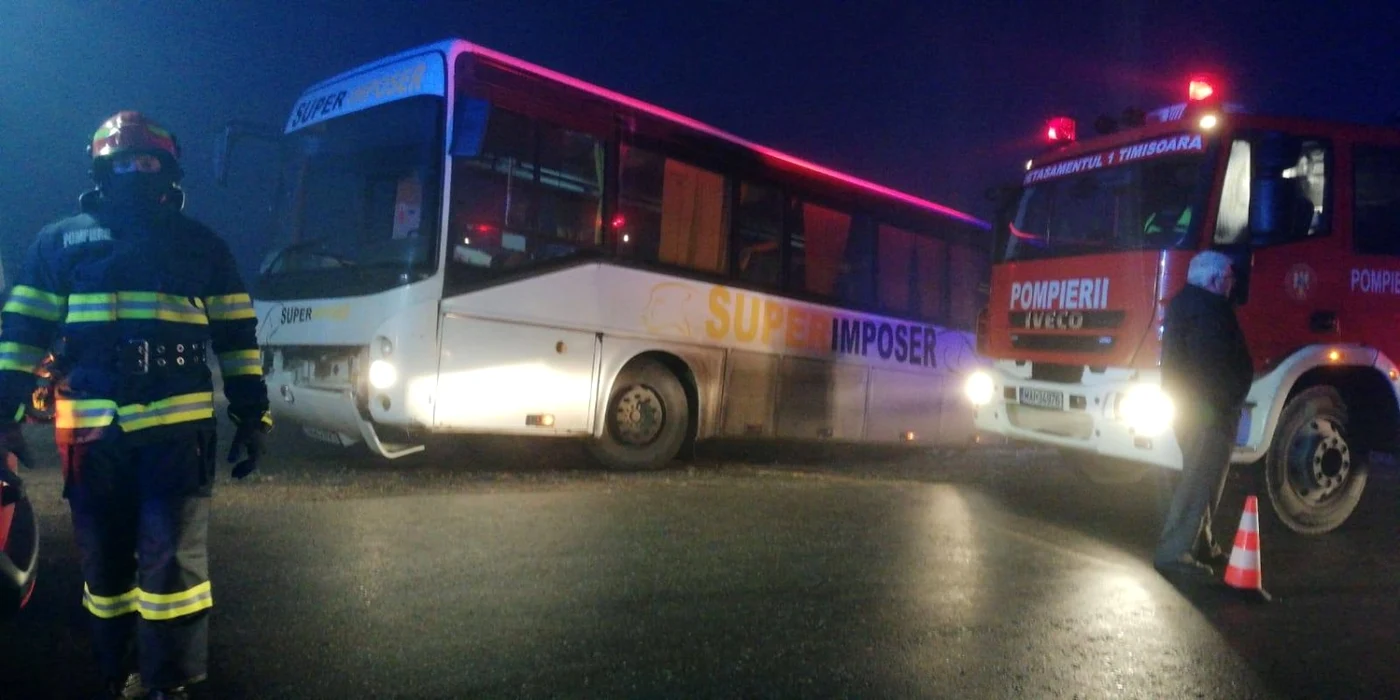 
    Șoferul autobuzului a pierdut controlul volanului din cauza ceții Foto:adevarul.ro  