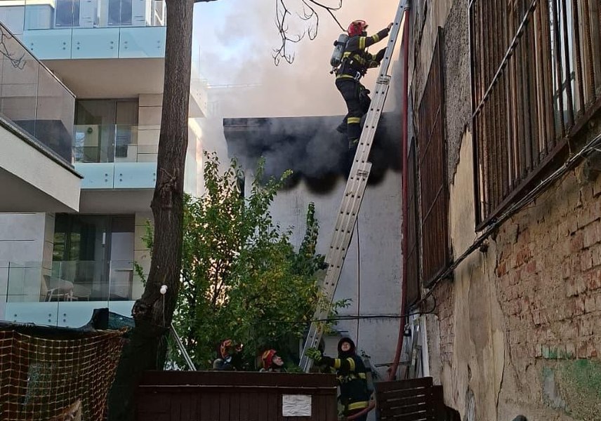 Arde o casă din Sectorul 2: un bărbat are arsuri pe față, iar 6 persoane au fost evacuate