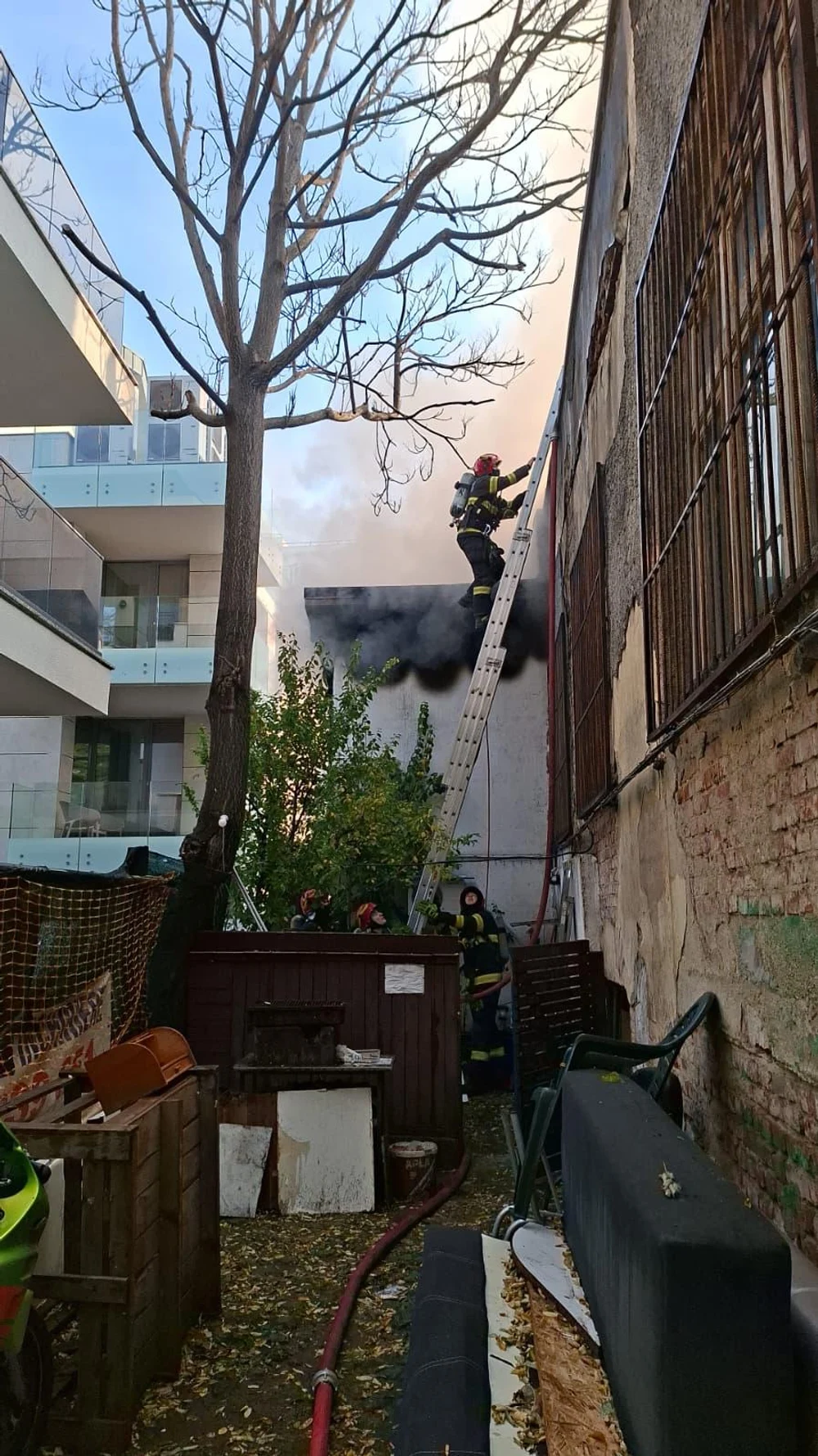 Arde o casă din Sectorul 2: un bărbat are arsuri pe față, 6 persoane au fost evacuate