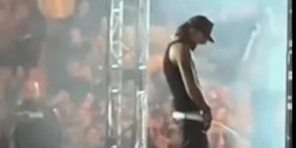Ian urinând pe scena captură video social media jpg