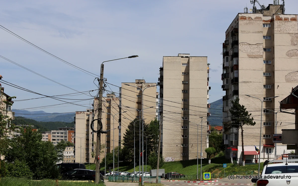 Blocuri turn din Vulcan. Foto: Daniel Guță