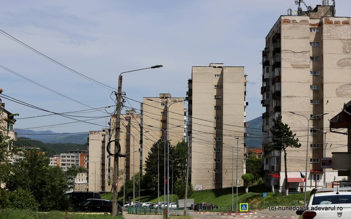 Blocuri turn din Vulcan. Foto: Daniel Guță