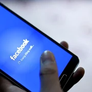 Facebook sigla telefon FOTO EPA-EFE