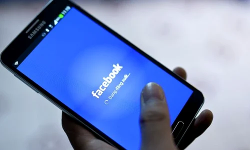 Facebook sigla telefon FOTO EPA-EFE