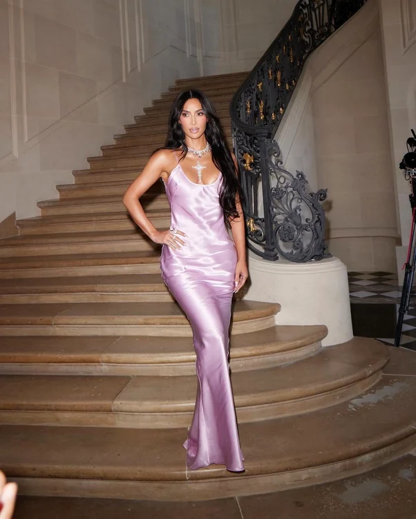 Kim Kardashian într-o rochie mov