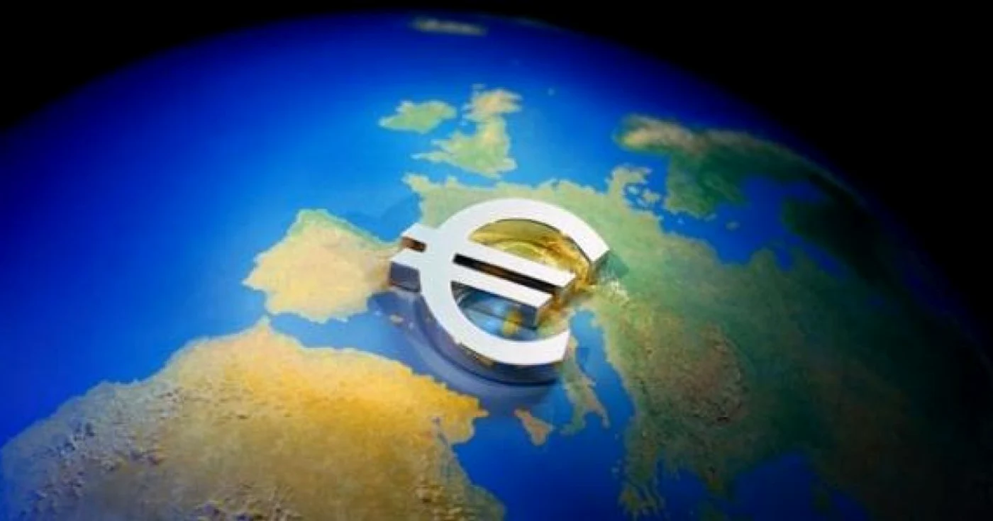 Harta lumii cu semnul euro așezat pe Europa