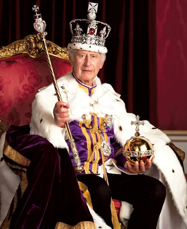 Regele Charles purtând toate însemnele monarhice. FOTO: Casa Regală