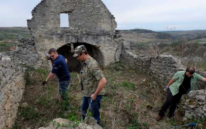 Voluntarii implicaţi în proeict au curăţat vegetaţia din incinta monumentului istoric