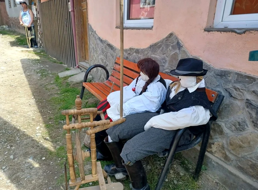 Localnicii au vrut să marcheze momentul unic și au realizat două păpuși