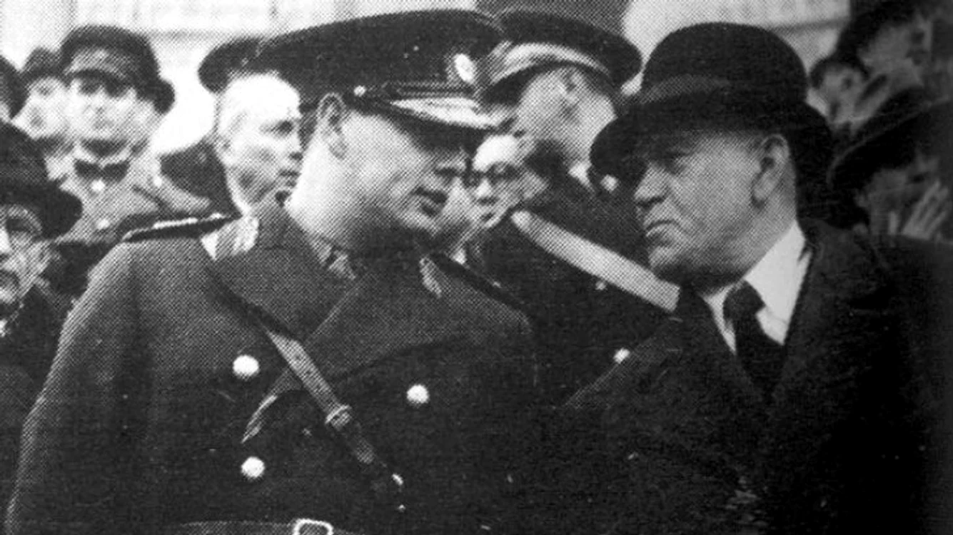 
    Regele Mihai și dr. Petru Groza, șeful guvernului comunist la acel moment, cei doi principali protagoniști ai dramaticei zile a abdicării  