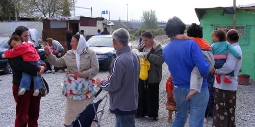 398 de țigani români, printre care se află și mulți copii, vor mai avea de așteptat locuințele sociale