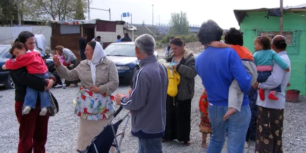 398 de țigani români, printre care se află și mulți copii, vor mai avea de așteptat locuințele sociale