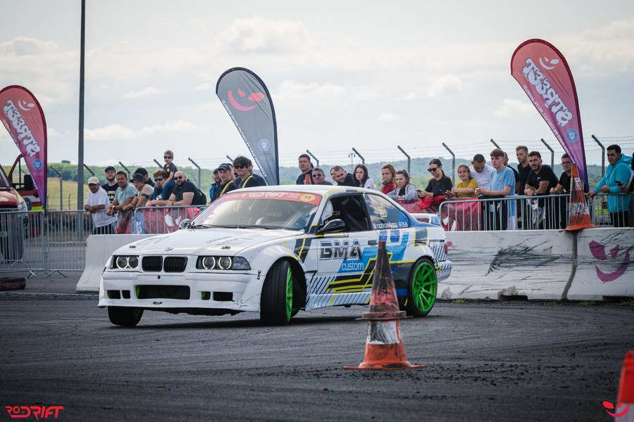 Eveniment special în București pentru amatorii de drift: campionii sunt pe circuit, nu pe șosele