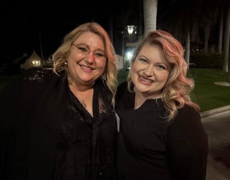 Diana Şoşoacă, întâlnire surpriză cu „sosia” sa americană, la Mar-a-Lago. „Și părul e la fel. E cu mâna în șold. Nu cred așa ceva!”