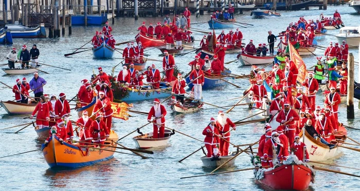 În timpul sărbătorilor de iarnă, regata Moșilor se desfășoară la Veneția (foto: Profimedia)