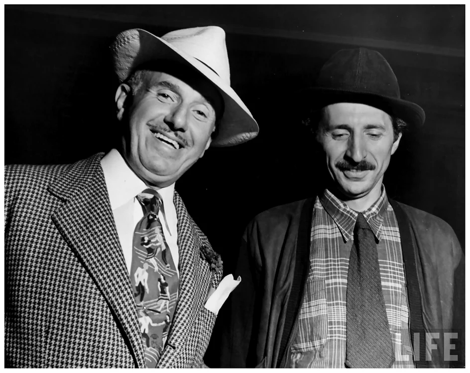 Jack L Warner (stânga) cu fotograful Gjon Mili,  în studioul de filmare al 