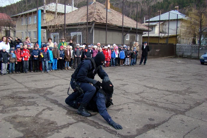 Jandarmii
au organizat „Ziua Porţilor Deschise”     FOTO: Cătălin Resmeriţă