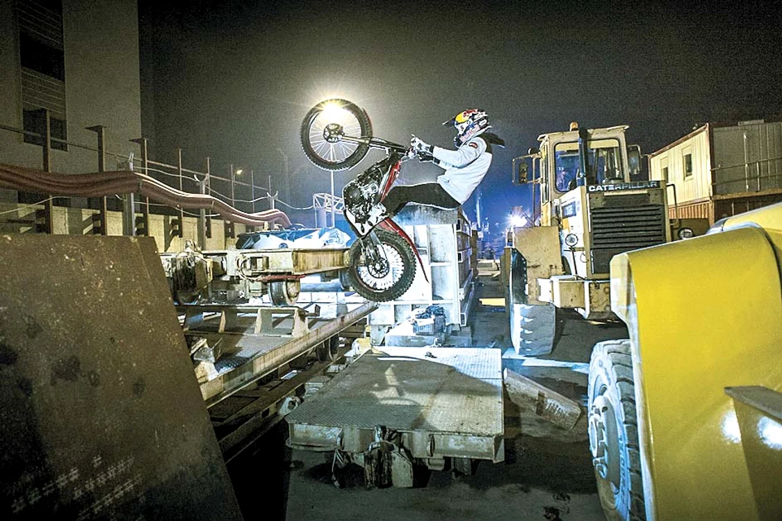 Spectacolul din şantier  face parte din proiectul  francezului:  „Ride the World”