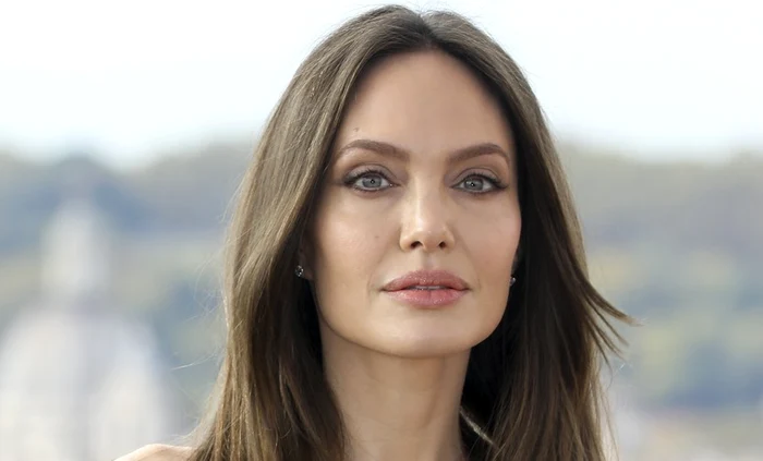 VIDEO Angelina Jolie, apariție surpriză într-o cafenea din orașul Lviv, Ucraina