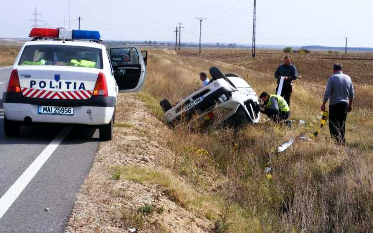 Maşina s-a răsturnat într-un şanţ                                                              Foto: Arhivă