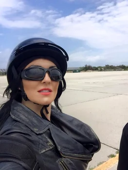 Silvia Launeanu De La Vegas motocicleta bad girl (2) jpeg