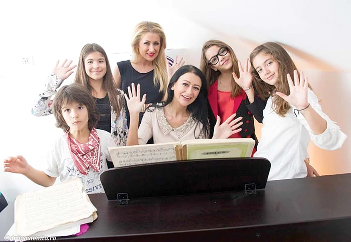 Raluca şi Denisa Tănase sunt îndrăgite de elevele lor