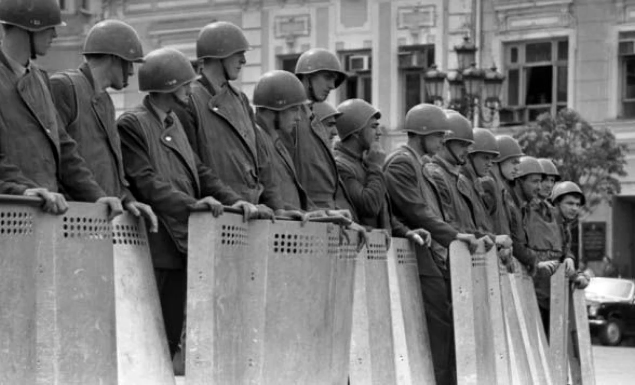 Miliţia sovietică gata de acţiune împotriva manifestanţilor anti-sovietici (1989)