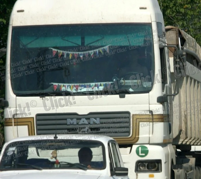 
    Autotrenul a luat foc pe A3, la kilometrul 37. (Foto arhivă)  