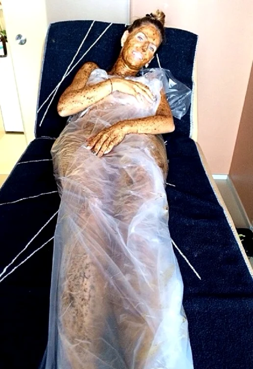 Andreea Bănică se bronzează cu henna