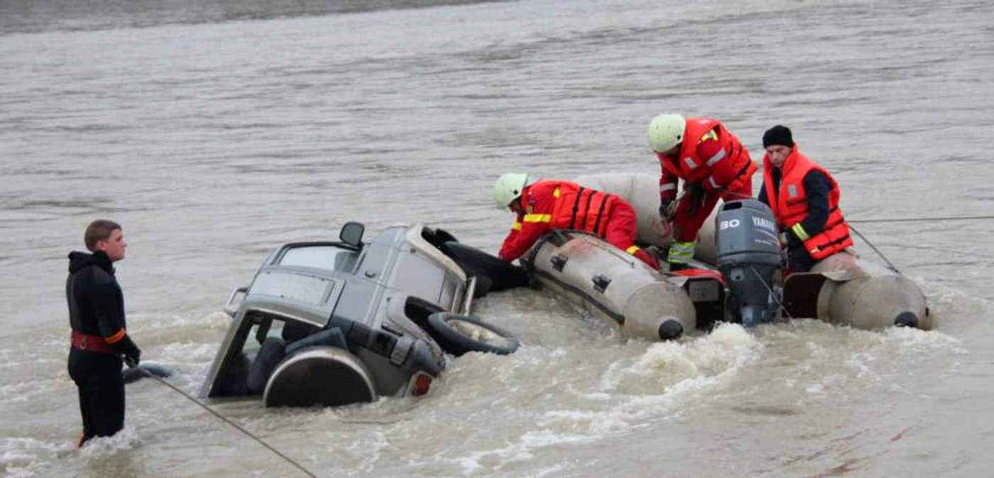 Maşina de teren cu care pădurarul a încercat să traverseze râul Siret s-a răsturnat, iar bărbatul a murit.     Foto: Sandrinio Neagu