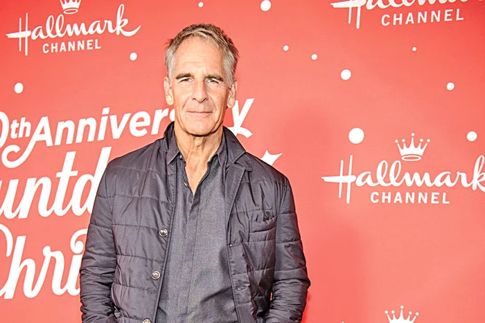 Bakula se menţine  bine, deşi  i-a albit părul 