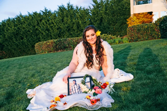 
    Lauren Reynolds a îmbrăcat rochia de mireasă și s-a fotografiat cu poza logodnicului mortfoto: Caters  