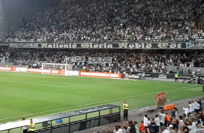 Banner-ul cu care fanii portughezi l-au umilit pe patronul FCSB-ului. FOTO: Facebook