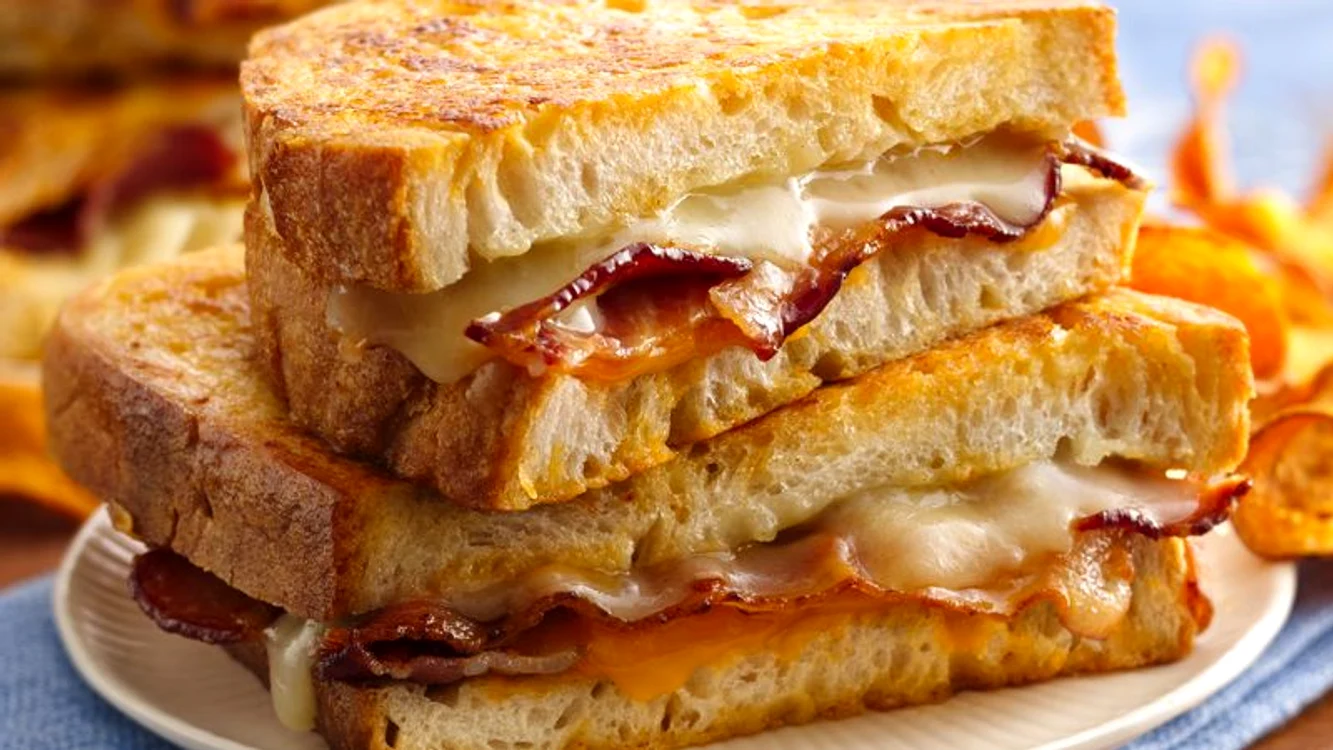 Mic dejun gustos la gratar cu bacon, bere si cascaval jpeg