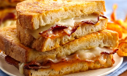 Mic dejun gustos la gratar cu bacon, bere si cascaval jpeg