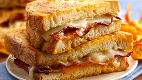 Mic dejun gustos la gratar cu bacon, bere si cascaval jpeg