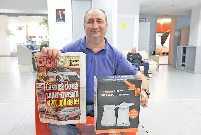 
    Dumitru  Dărăşteanu  s-a ales cuun  set cu ibric de  cafea şi râşniţă  