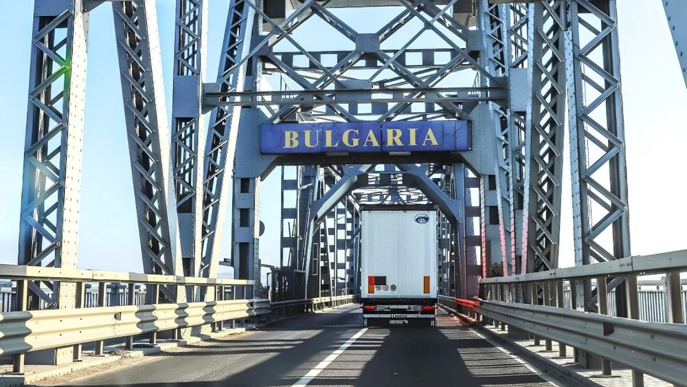 Un autocamion a blocat traficul pe „Podul Prieteniei” de la Giurgiu-Ruse