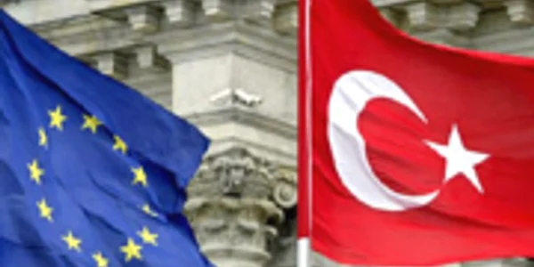 Steagurile Uniunii Europene si Turciei