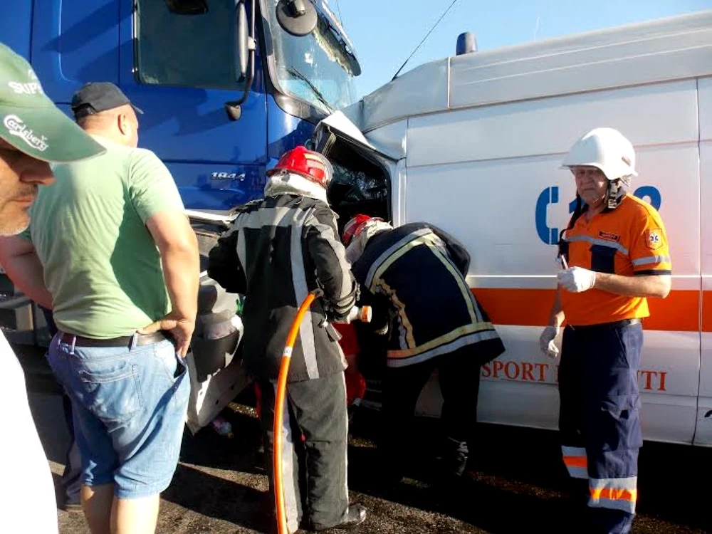 Poliţistul a fost transportat la spital în stare gravă