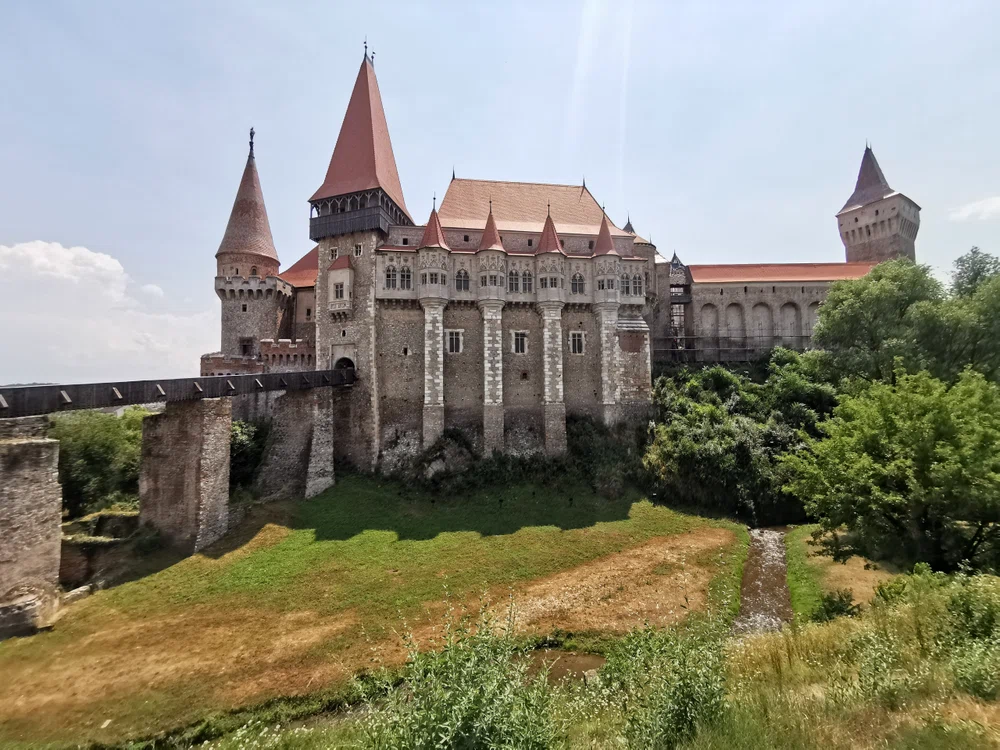
    Celebra fortăreață din Hunedoara  și-a recăpătat strălucirea Foto: adevarul.ro   